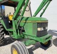 John Deere 6200 tractor w/ loader