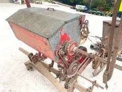 Massey Ferguson 2-row 3-pt. corn planter