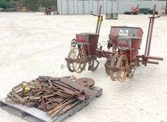 Massey Ferguson 2-row 3-pt. corn planter