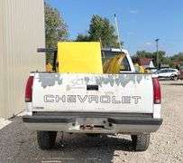 1994 Chevrolet 2500 4x4 w/ snow plow & spreader