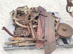 Massey Ferguson 2-row 3-pt. corn planter