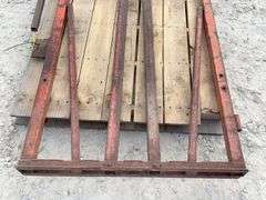 Small animal pin on head catch gate