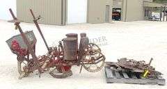 Massey Ferguson 2-row 3-pt. corn planter