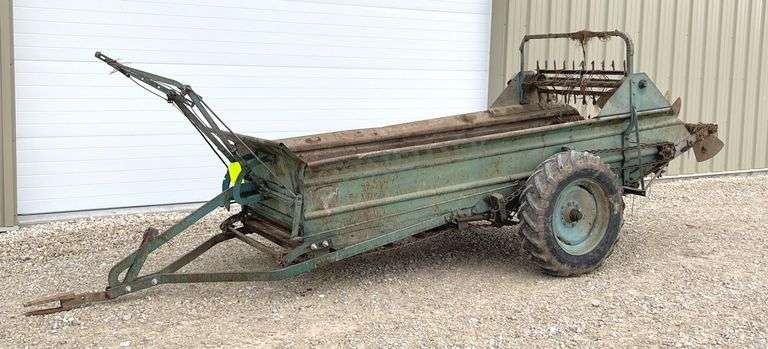 Ground drive manure spreader w/ steel floor