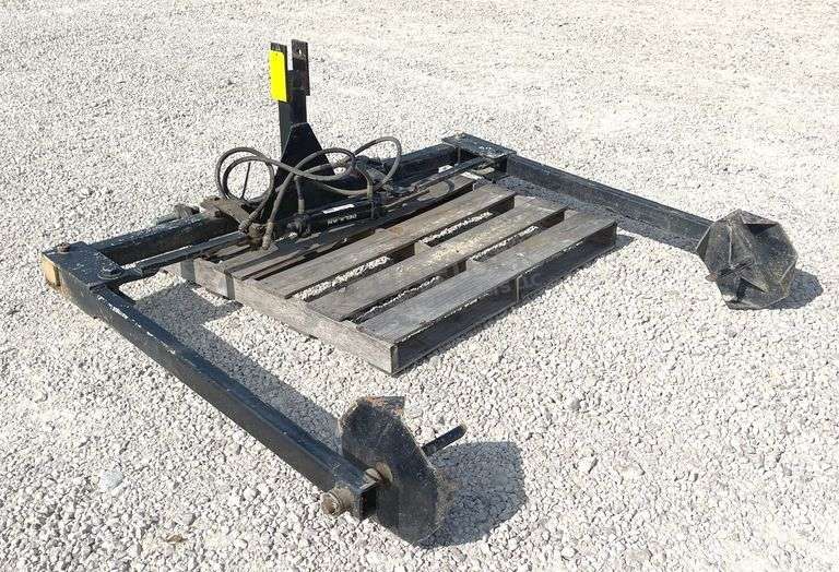 3-point bale unroller w/ squeeze cylinder