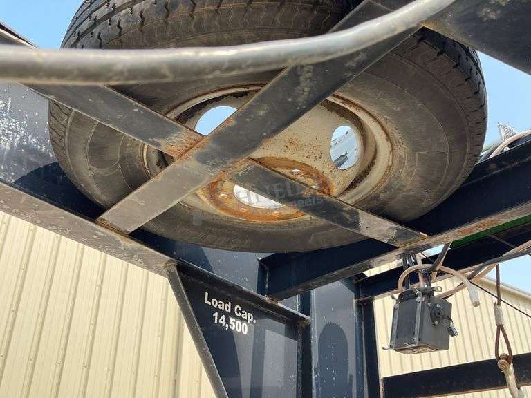 2009 PJ 30' flatbed gooseneck trailer