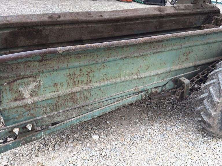 Ground drive manure spreader w/ steel floor