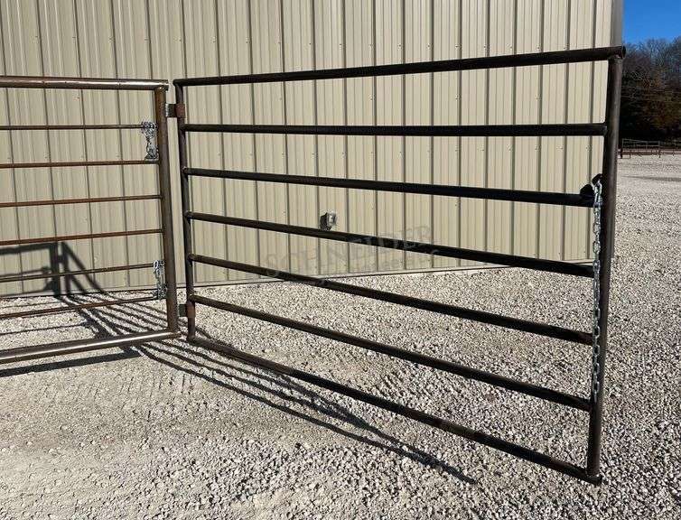Unused 24' freestanding corral panel w/ 8' gate on 1 end