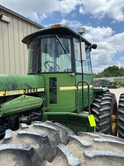 John Deere 8640 4-wheel drive tractor