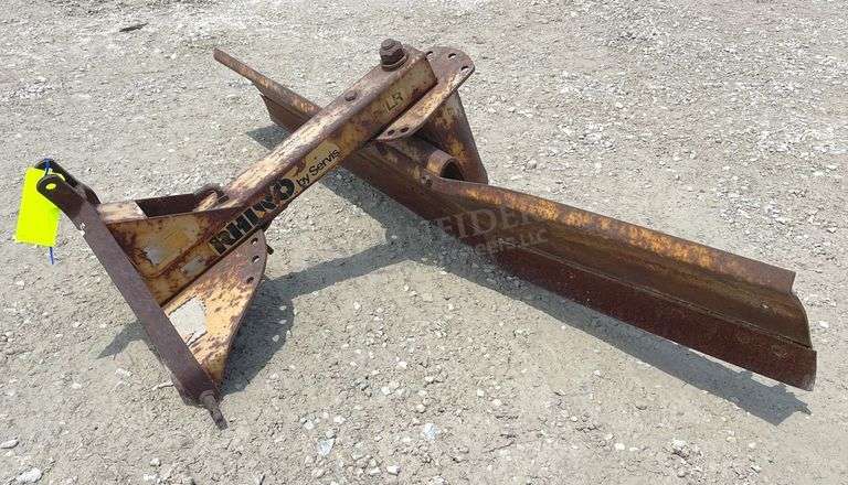 Rhino 7' 3-point grader blade, blade is bent