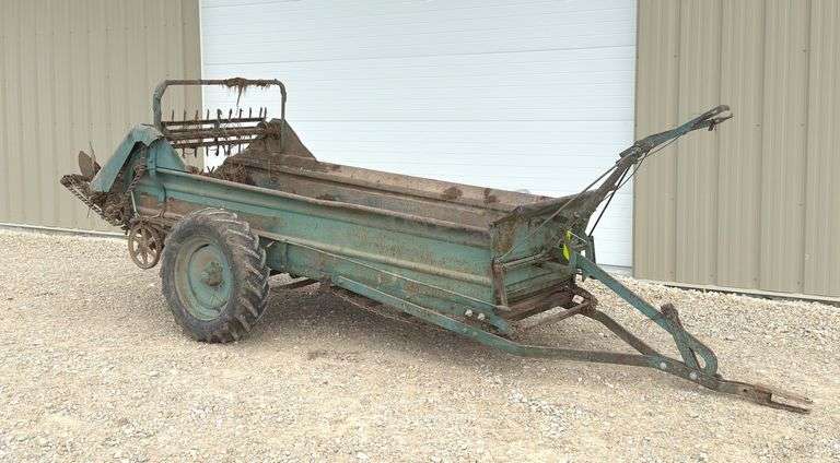 Ground drive manure spreader w/ steel floor