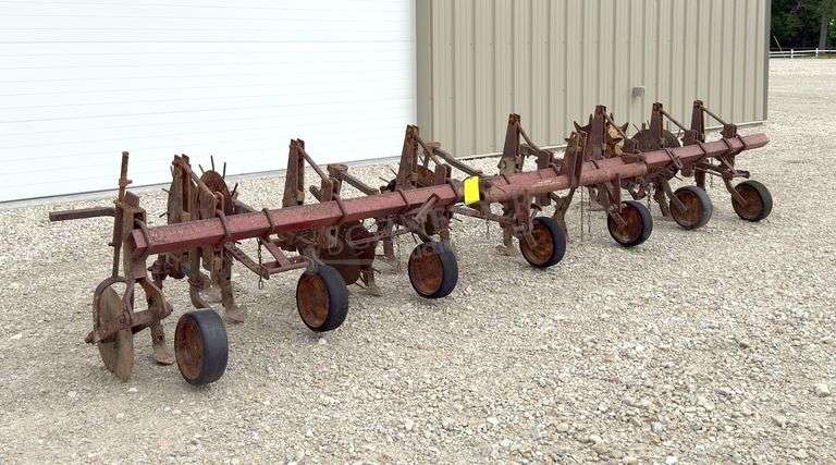 IH 6-row 3-point cultivator