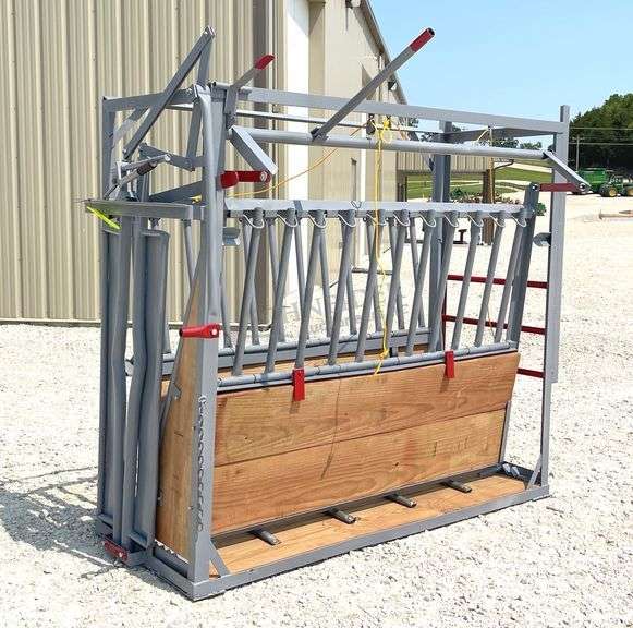 Rebuilt cattle squeeze chute w/ head catch gate