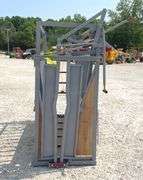 Rebuilt cattle squeeze chute w/ head catch gate