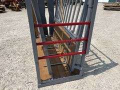 Rebuilt cattle squeeze chute w/ head catch gate