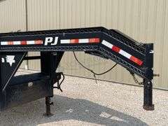 2009 PJ 30' flatbed gooseneck trailer