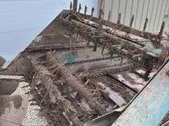 Ground drive manure spreader w/ steel floor