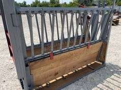 Rebuilt cattle squeeze chute w/ head catch gate