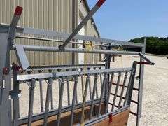 Rebuilt cattle squeeze chute w/ head catch gate