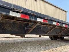 2009 PJ 30' flatbed gooseneck trailer