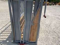Rebuilt cattle squeeze chute w/ head catch gate