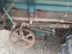 Ground drive manure spreader w/ steel floor