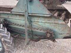 Ground drive manure spreader w/ steel floor