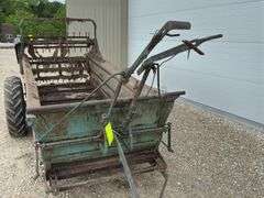Ground drive manure spreader w/ steel floor