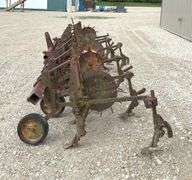IH 6-row 3-point cultivator