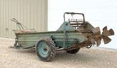 Ground drive manure spreader w/ steel floor