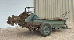 Ground drive manure spreader w/ steel floor