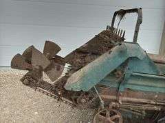 Ground drive manure spreader w/ steel floor