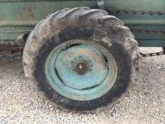 Ground drive manure spreader w/ steel floor