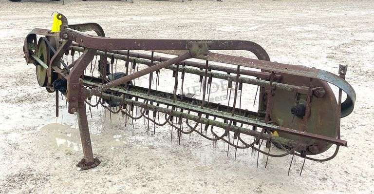 John Deere 350 3-point side delivery hay rake