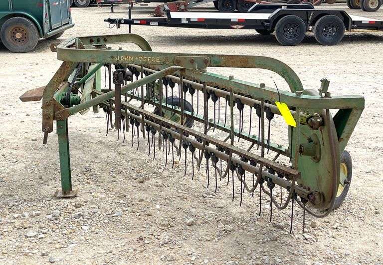 John Deere 350 3-point side delivery hay rake