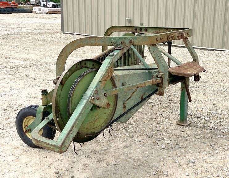 John Deere 350 3-point side delivery hay rake