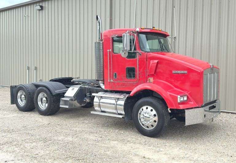 2007 Kenworth T800 tandem axle truck tractor