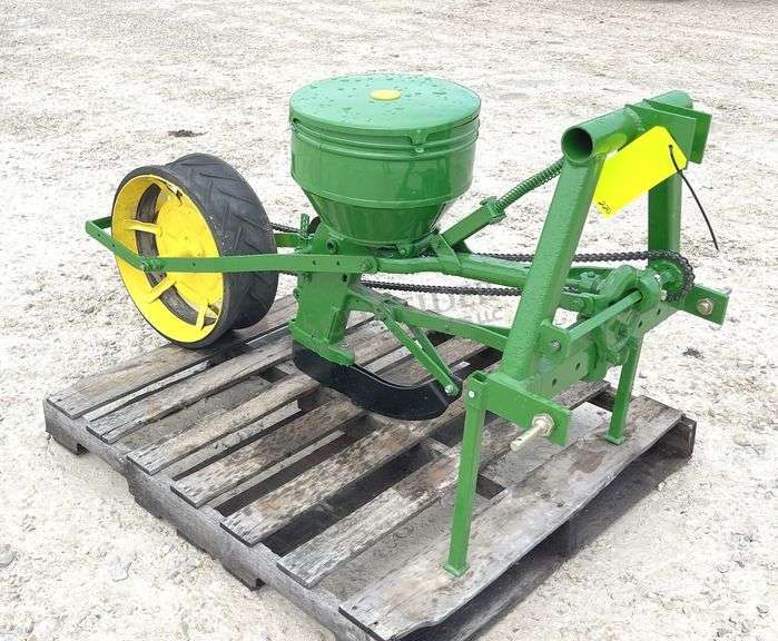 Custom John Deere 1-row 3-point corn planter