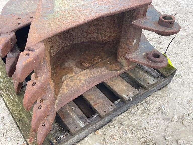 12" & 18" excavator buckets
