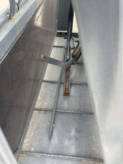 Squeeze chute w/ head catch gate