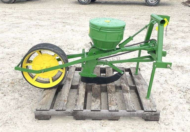 Custom John Deere 1-row 3-point corn planter