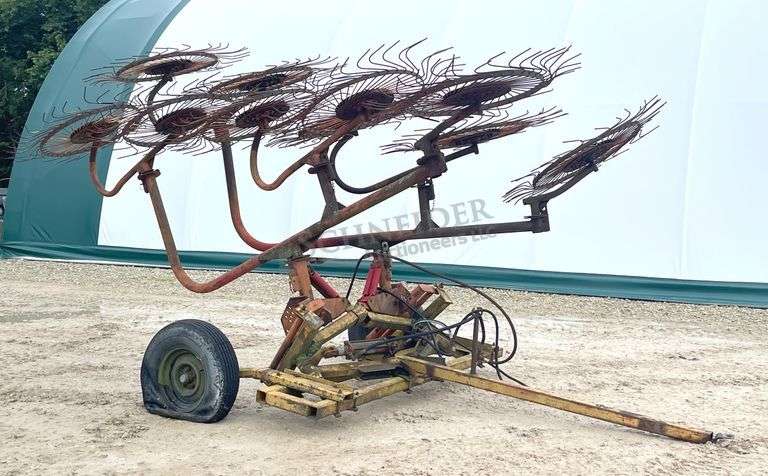 10-wheel V hay rake