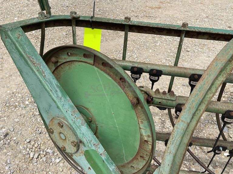 John Deere 350 3-point side delivery hay rake