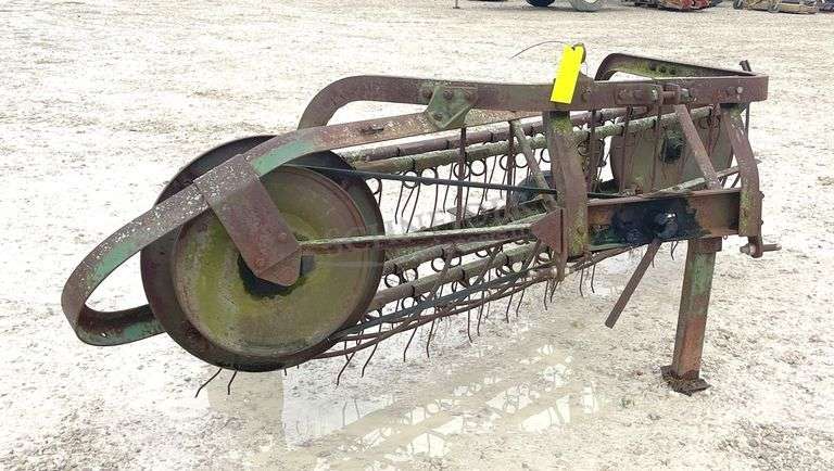 John Deere 350 3-point side delivery hay rake