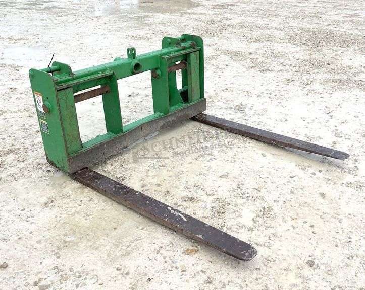 John Deere pallet forks for JD style quick attach