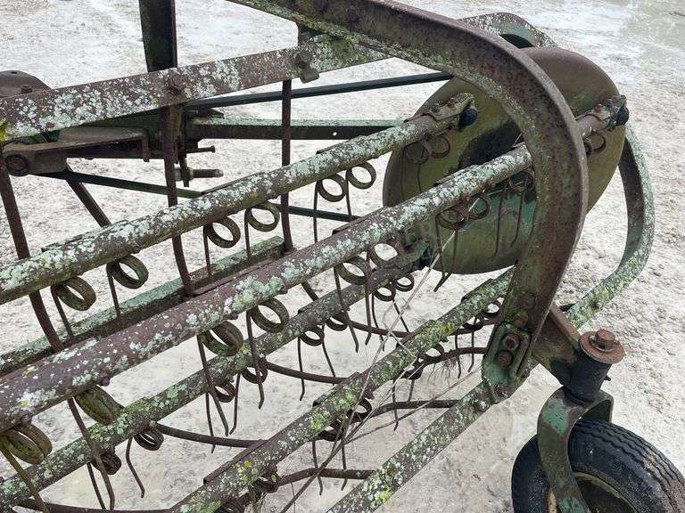 John Deere 350 3-point side delivery hay rake