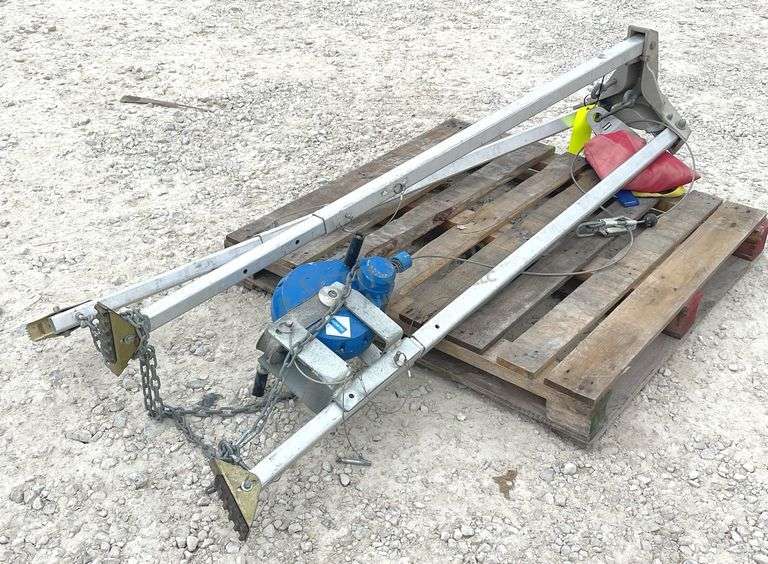 Tripod lifting hoist