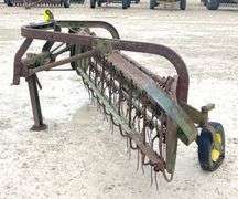 John Deere 350 3-point side delivery hay rake