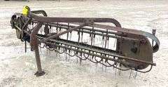 John Deere 350 3-point side delivery hay rake