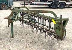 John Deere 350 3-point side delivery hay rake